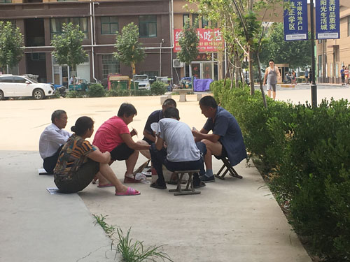 在小區(qū)內休息的老人 在小區(qū)內休息的老人