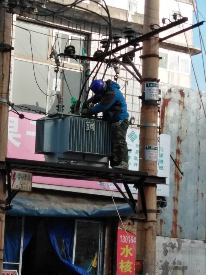 正在冒著酷暑來進(jìn)行維修干式變壓器 正在冒著酷暑來進(jìn)行維修干式變壓器